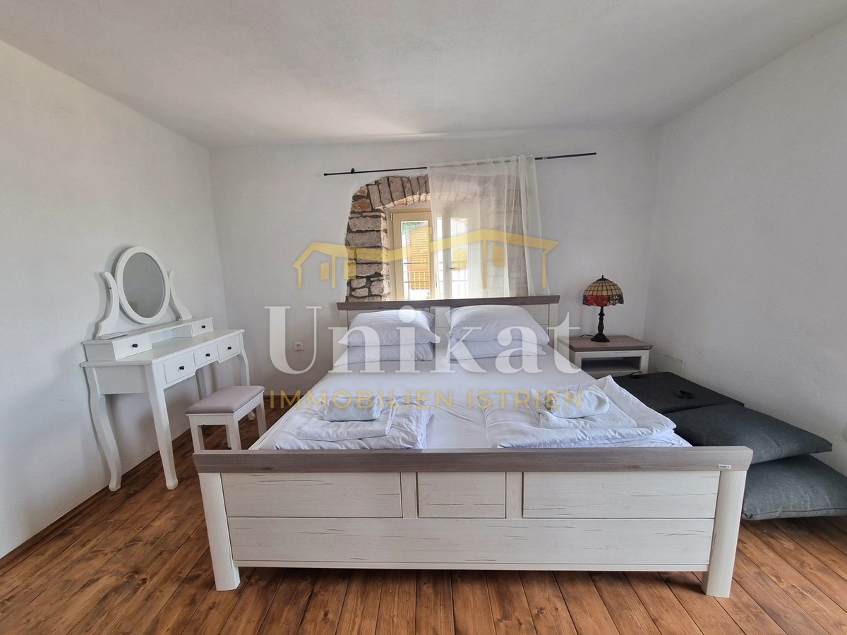 Renovirana kamnita hiša s bazenom 3 km od morja